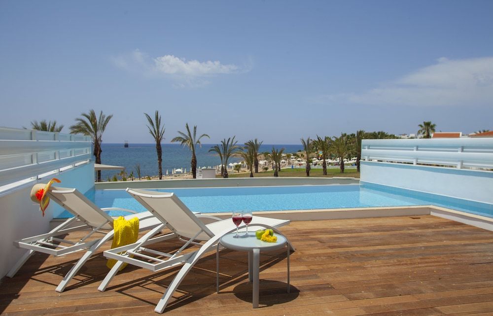 King Evelthon Beach Hotel & Resort photo 2